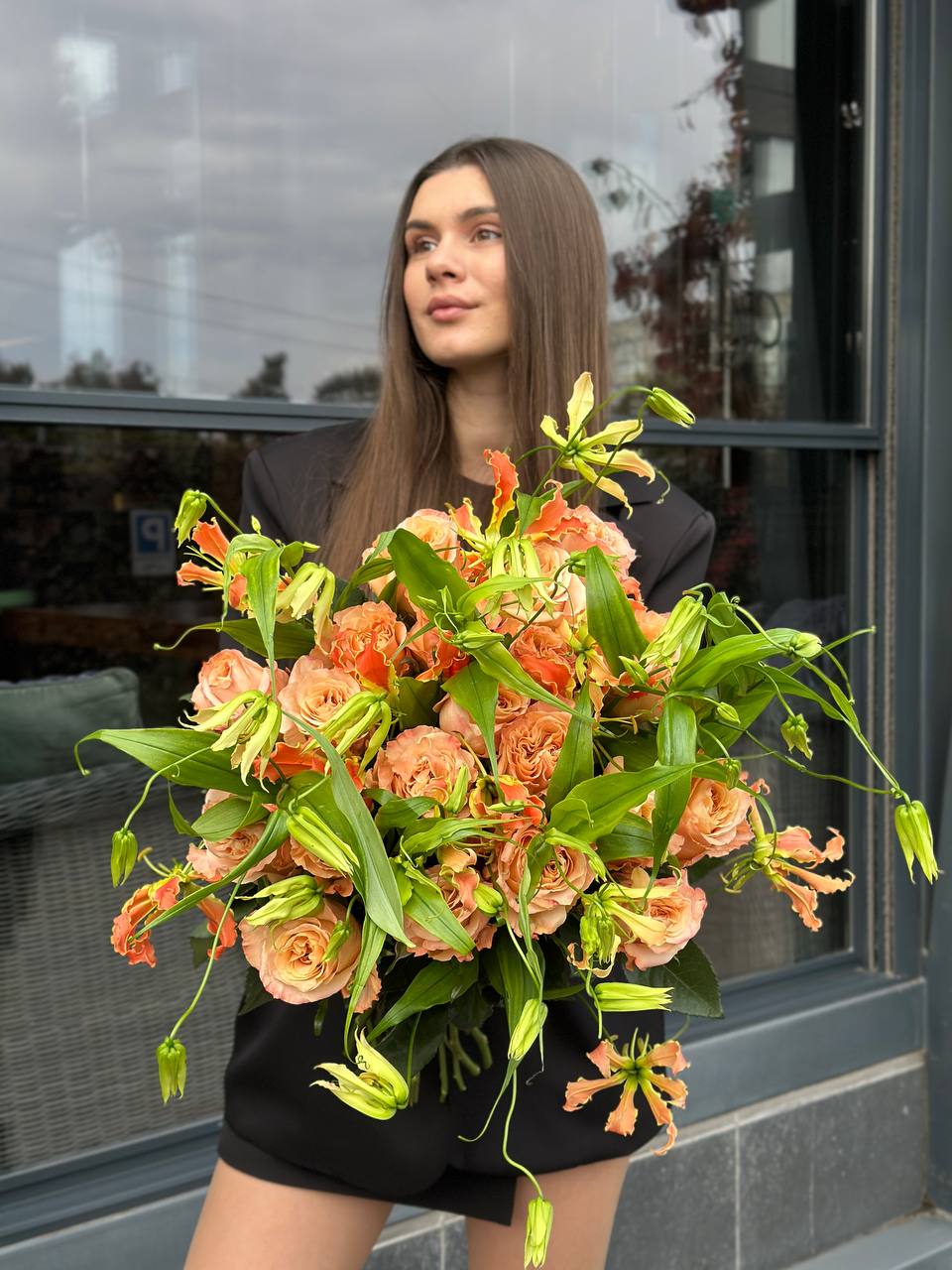 Букет з троянд Shimmer та глоріози Exotic Orange