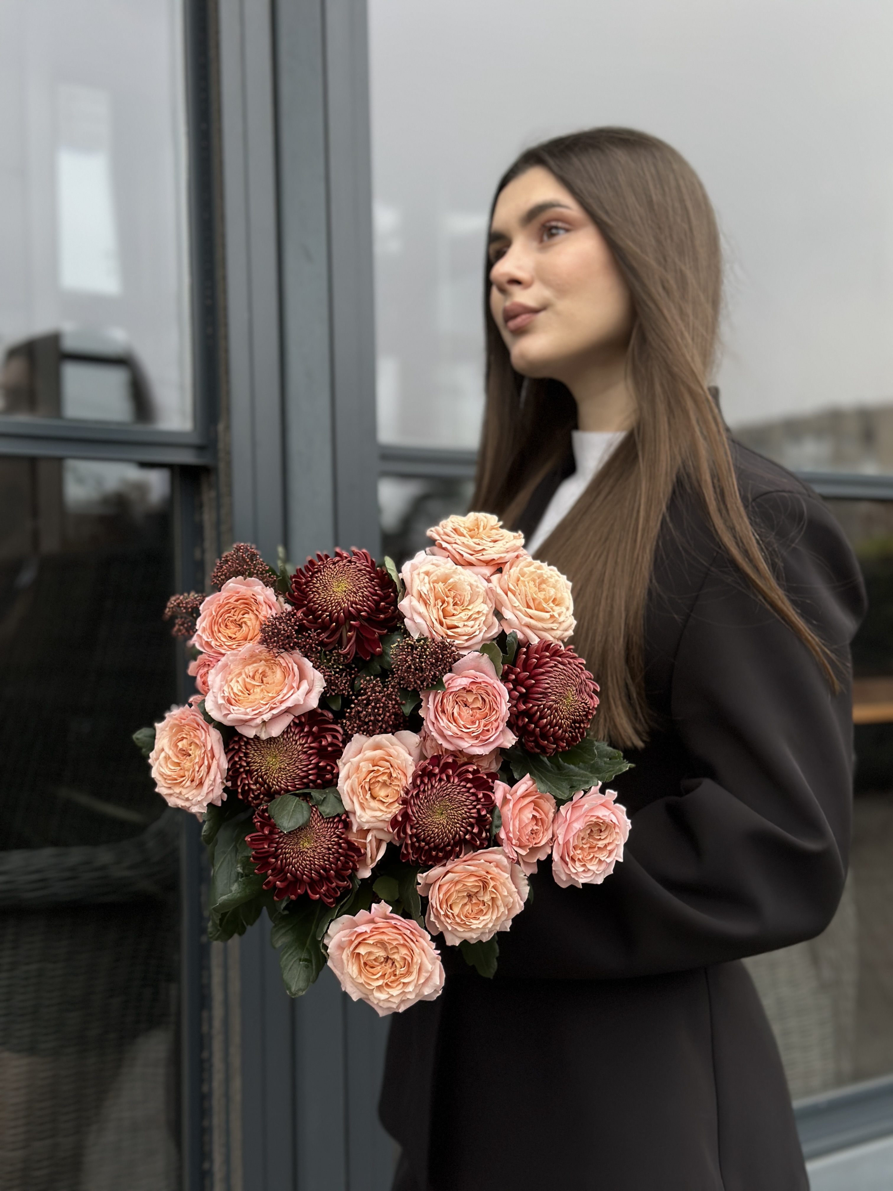 Букет з троянд Julietta, хризантем Bigoudi Red та скімії