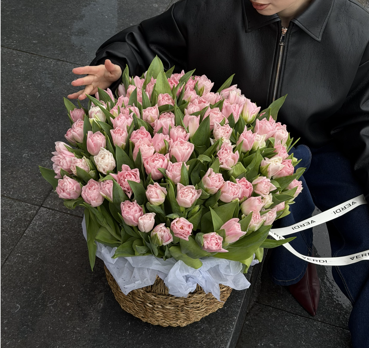 Корзина з рожевих піоновидних тюльпанів