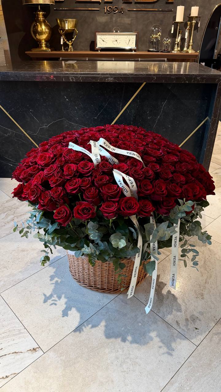 Композиція з троянд Explorer та евкаліпту