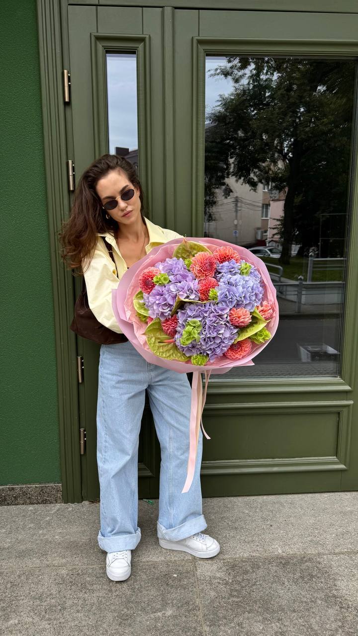 Букет з гортензій, жоржин, молюцели та антуріума 