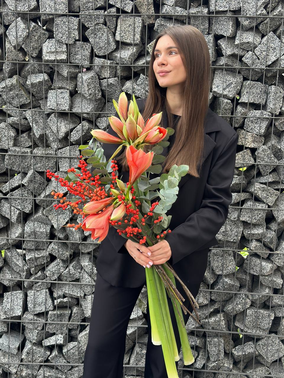 Букет з амарилісу Desire, ілексу Orange та евкаліпту 