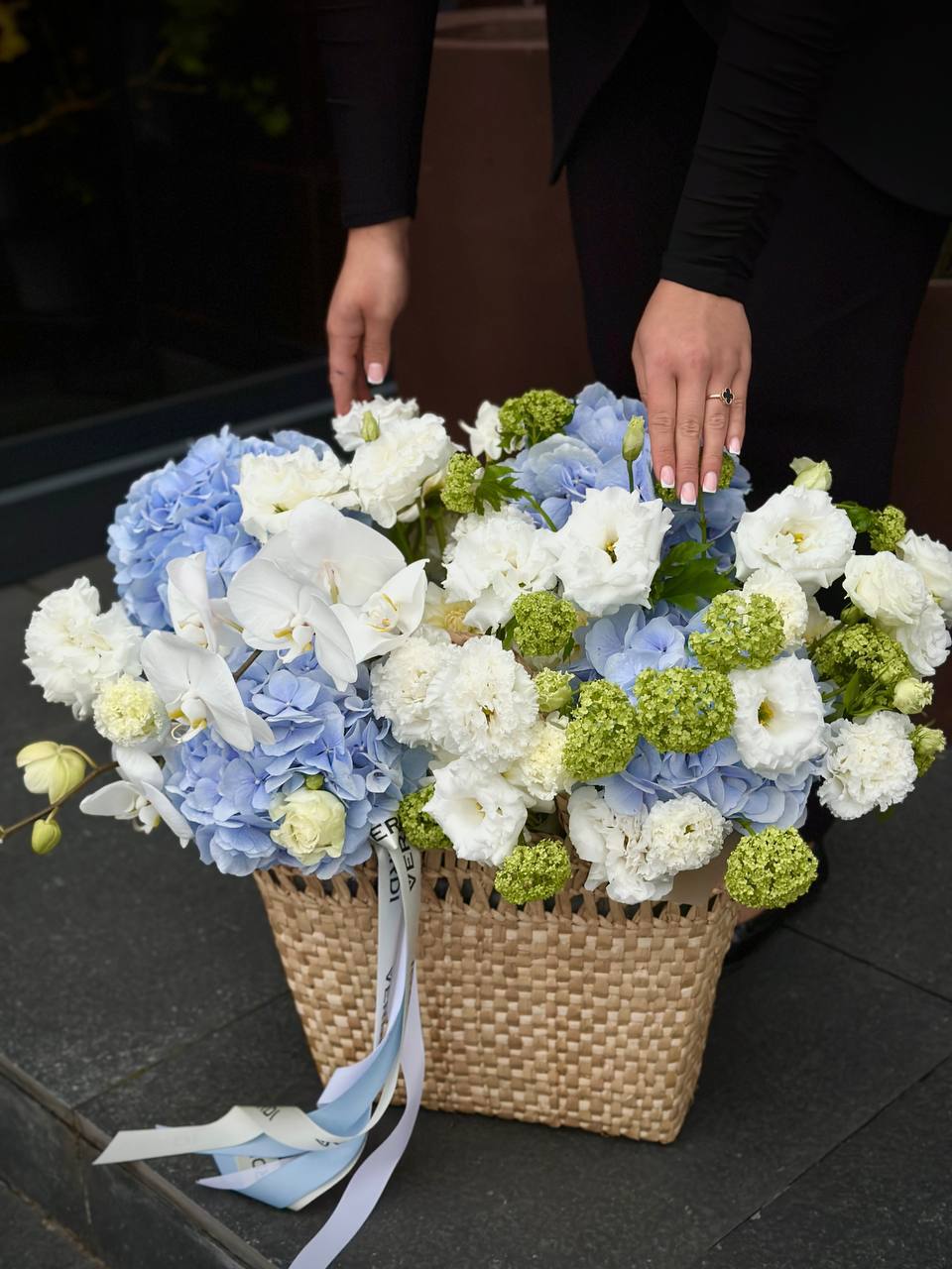 Композиція з гортензій, еустоми, вібруму та орхідей