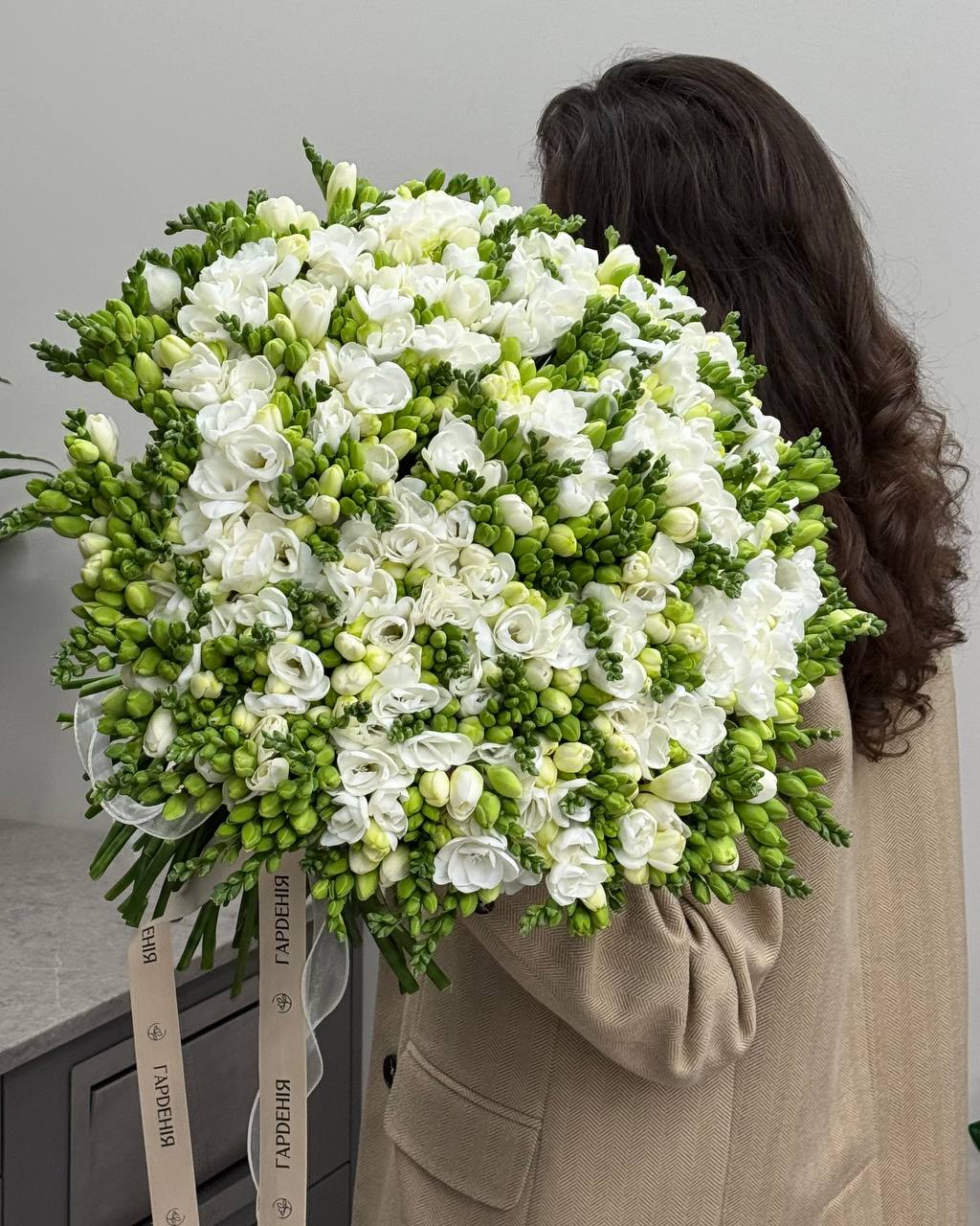 Букет з білої фрезії з атласними стрічками