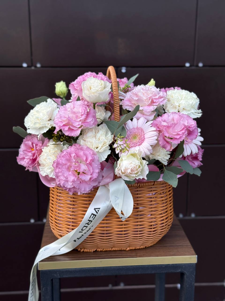 Композиція з еустоми, гвоздик, гербер, та евкаліпту