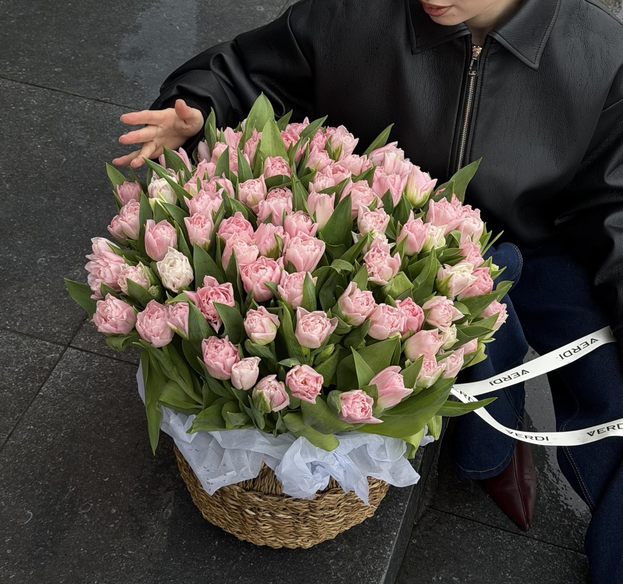 Корзина з великою кількістю рожевих піоноподібних тюльпанів