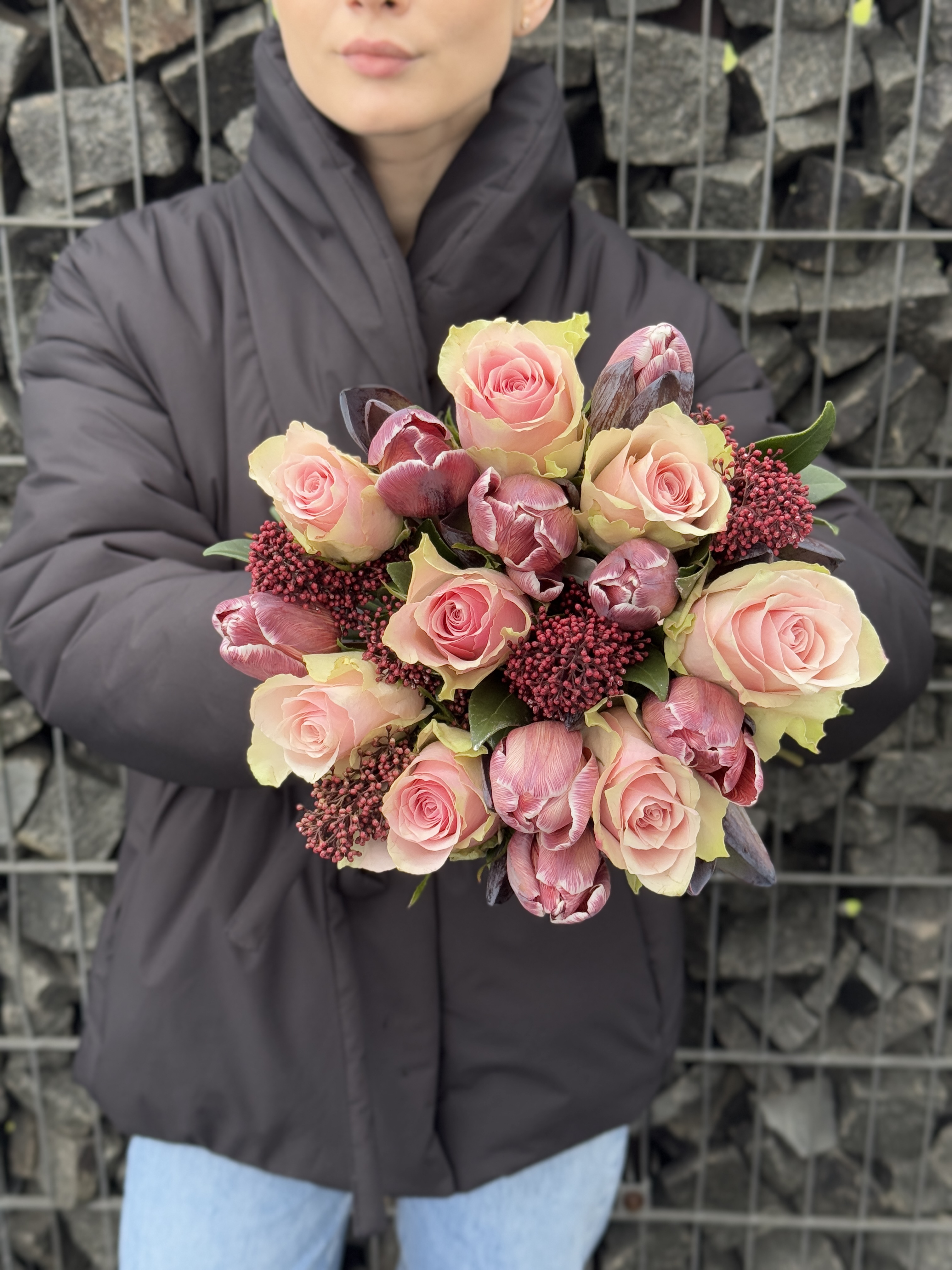 Букет з тюльпанів Bravnis, троянд Pink Athena та скімії 