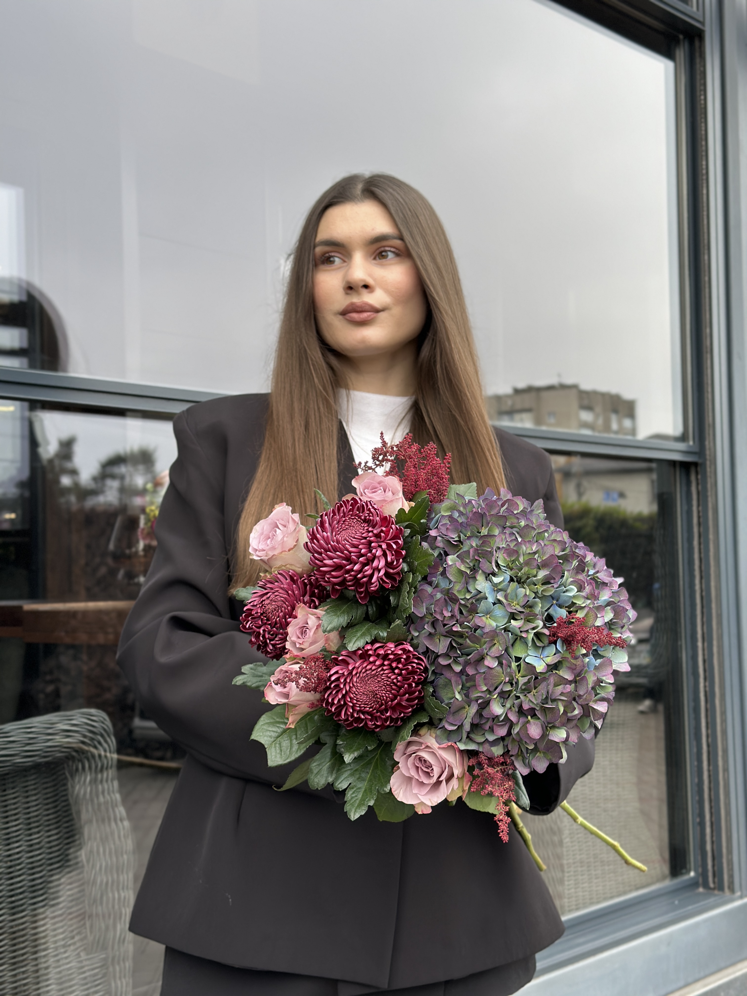 Букет з гортензій Pimpernel, троянд Memory Lane, хризантем Bigoudi Red та астільби