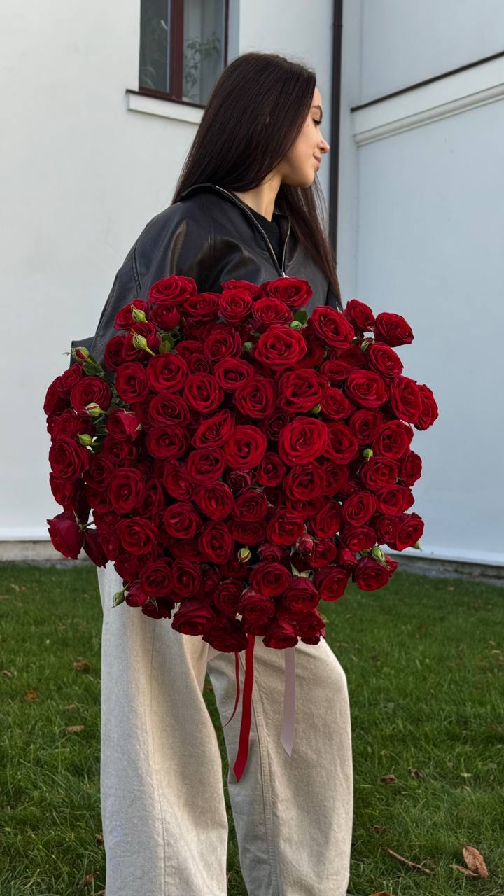 Букет з червоних кущових троянд