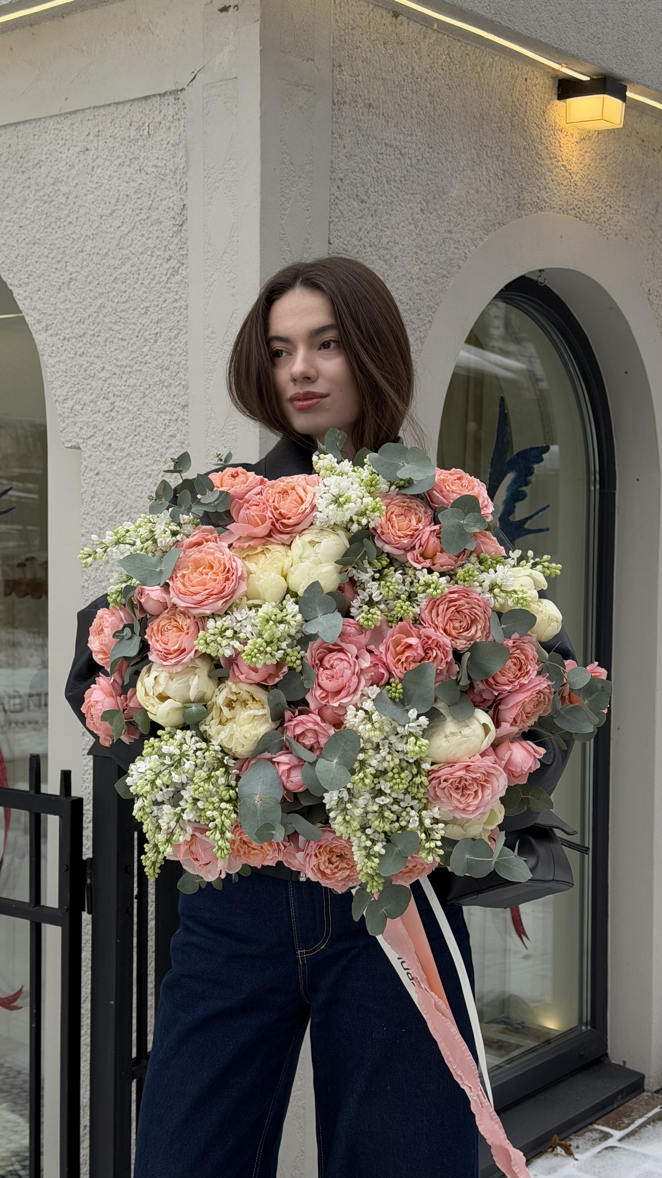 Букет з персикових півонієподібних троянд, білого бузку та евкаліпту