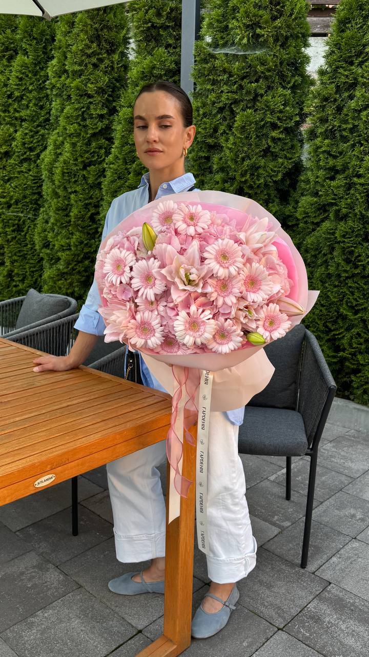 Букет з гортензій, лілій та гербер