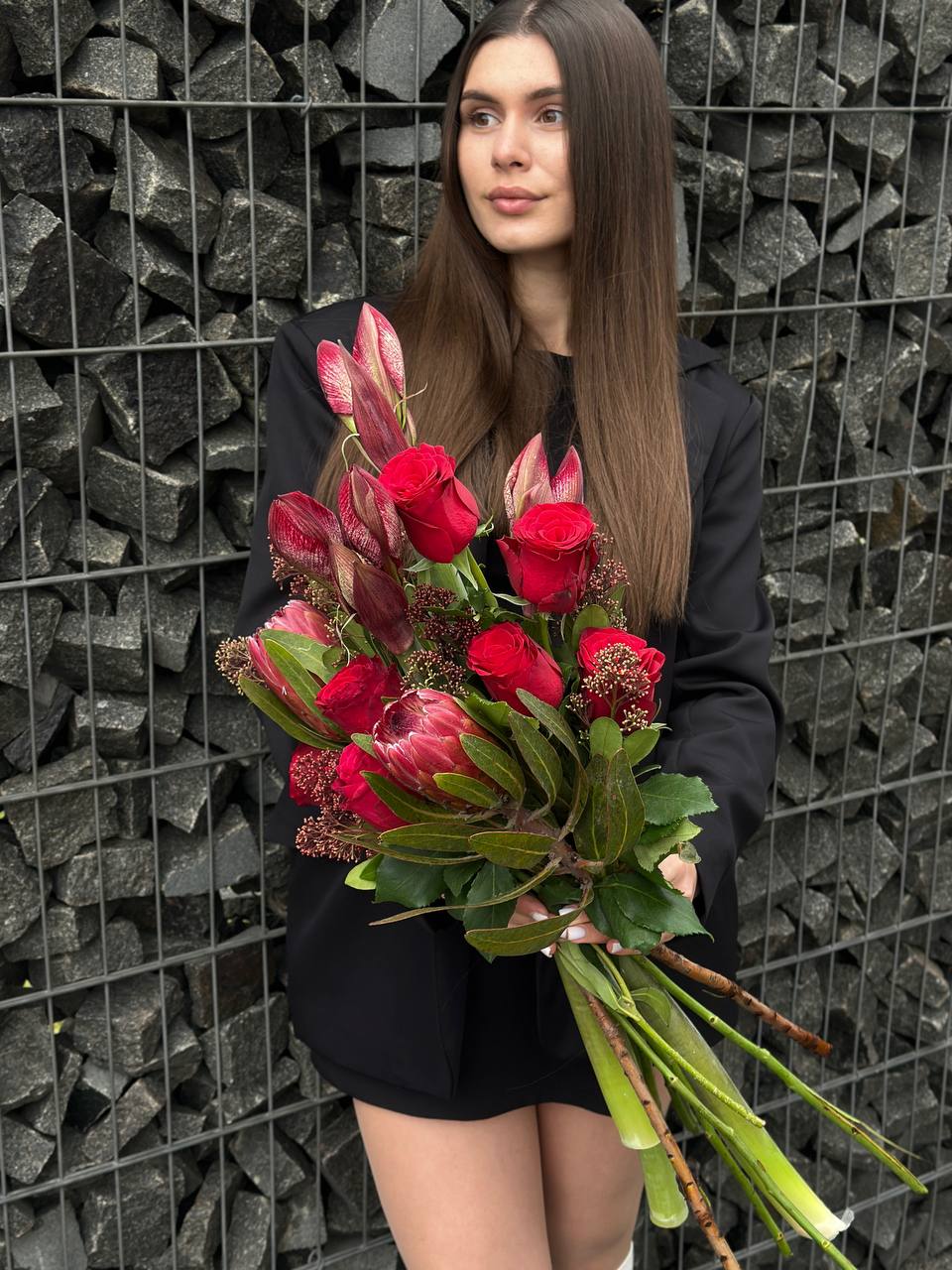 Букет з амарилісу, троянд Rodos, протеї та скімії