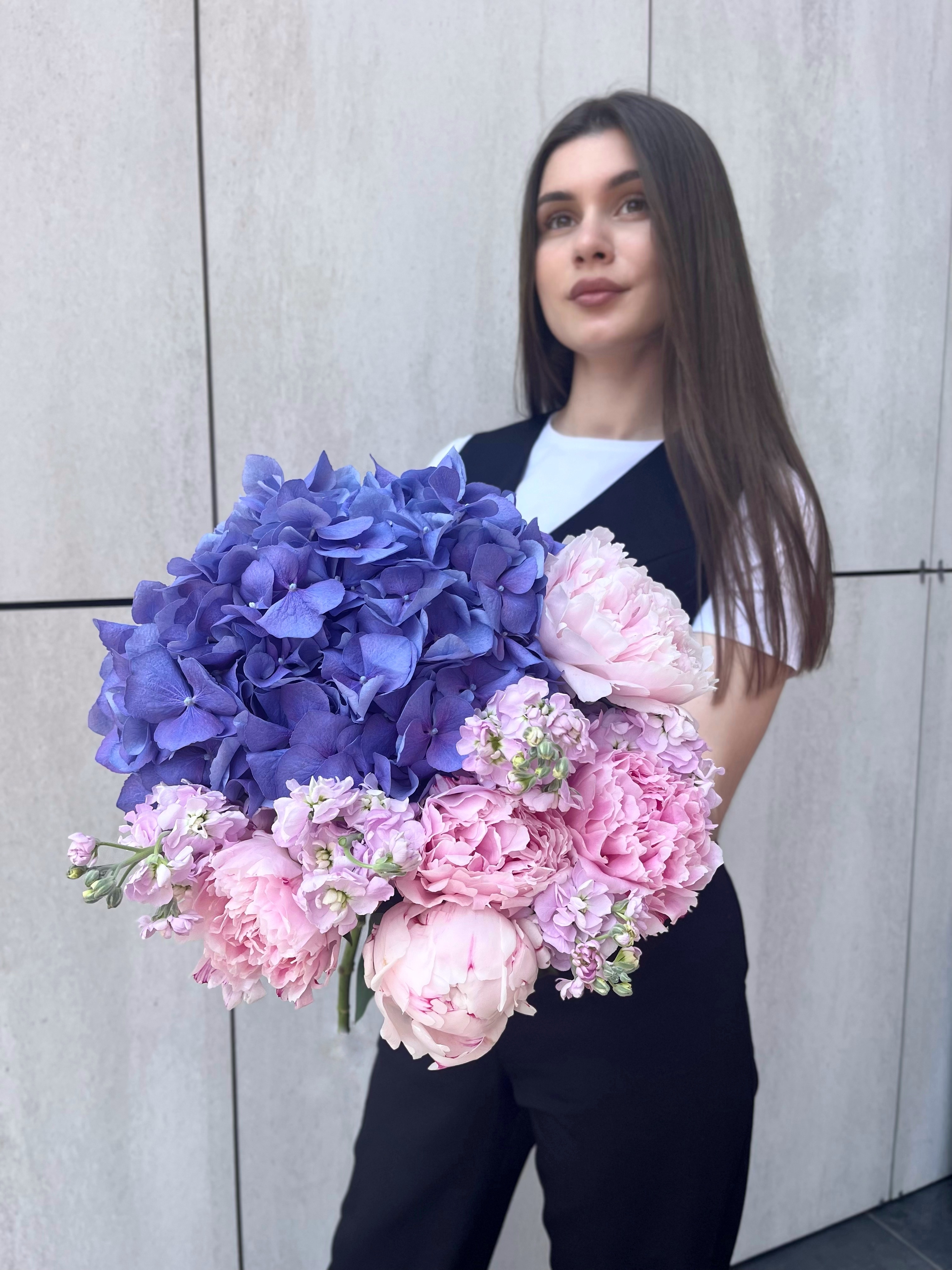 Букет з гортензії, півонії та матіоли 