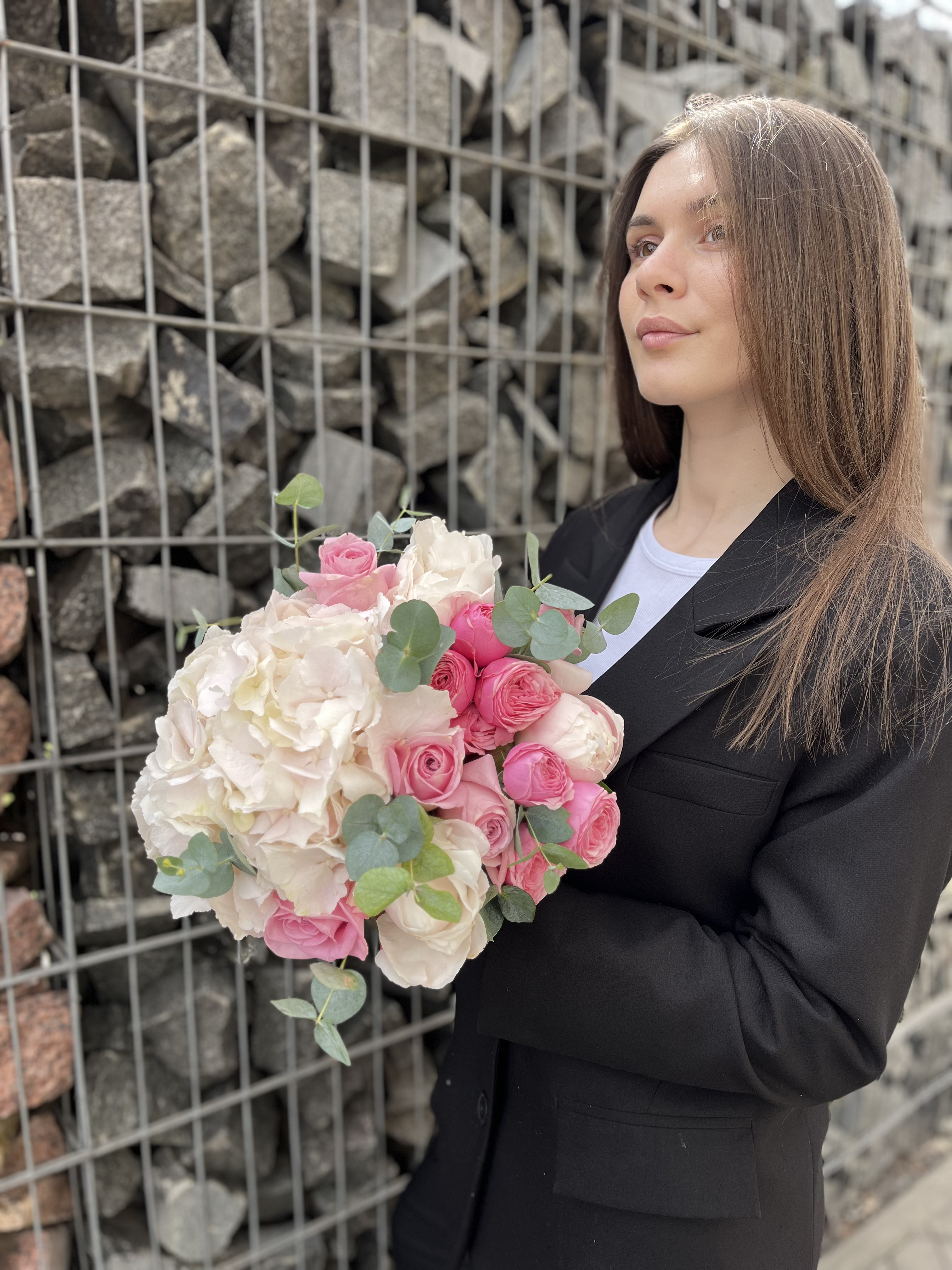 Букет з гортензій, півоній та кущової троянди