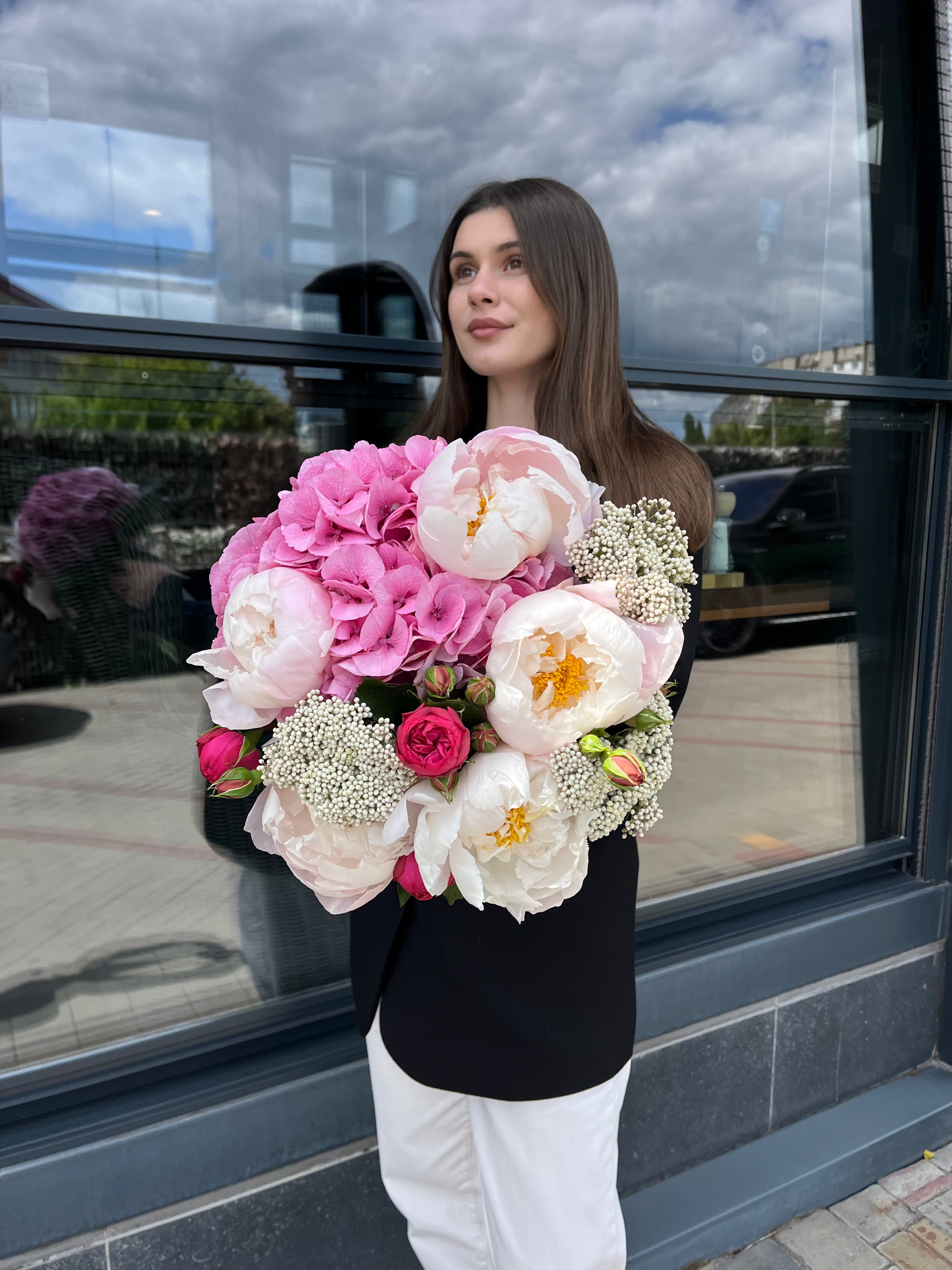 Букет з гортензій, півоній, кущової троянди та озотамнуса