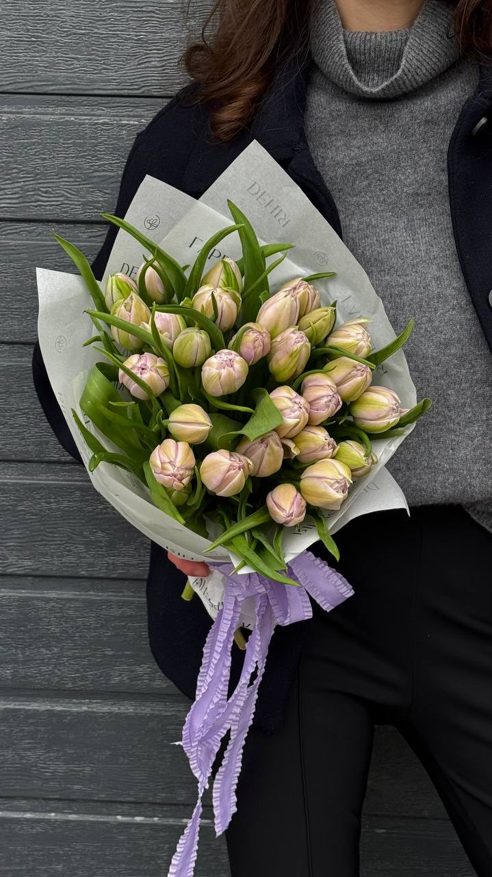 Букет з бузкових півонієподібних тюльпанів у ніжному пакуванні