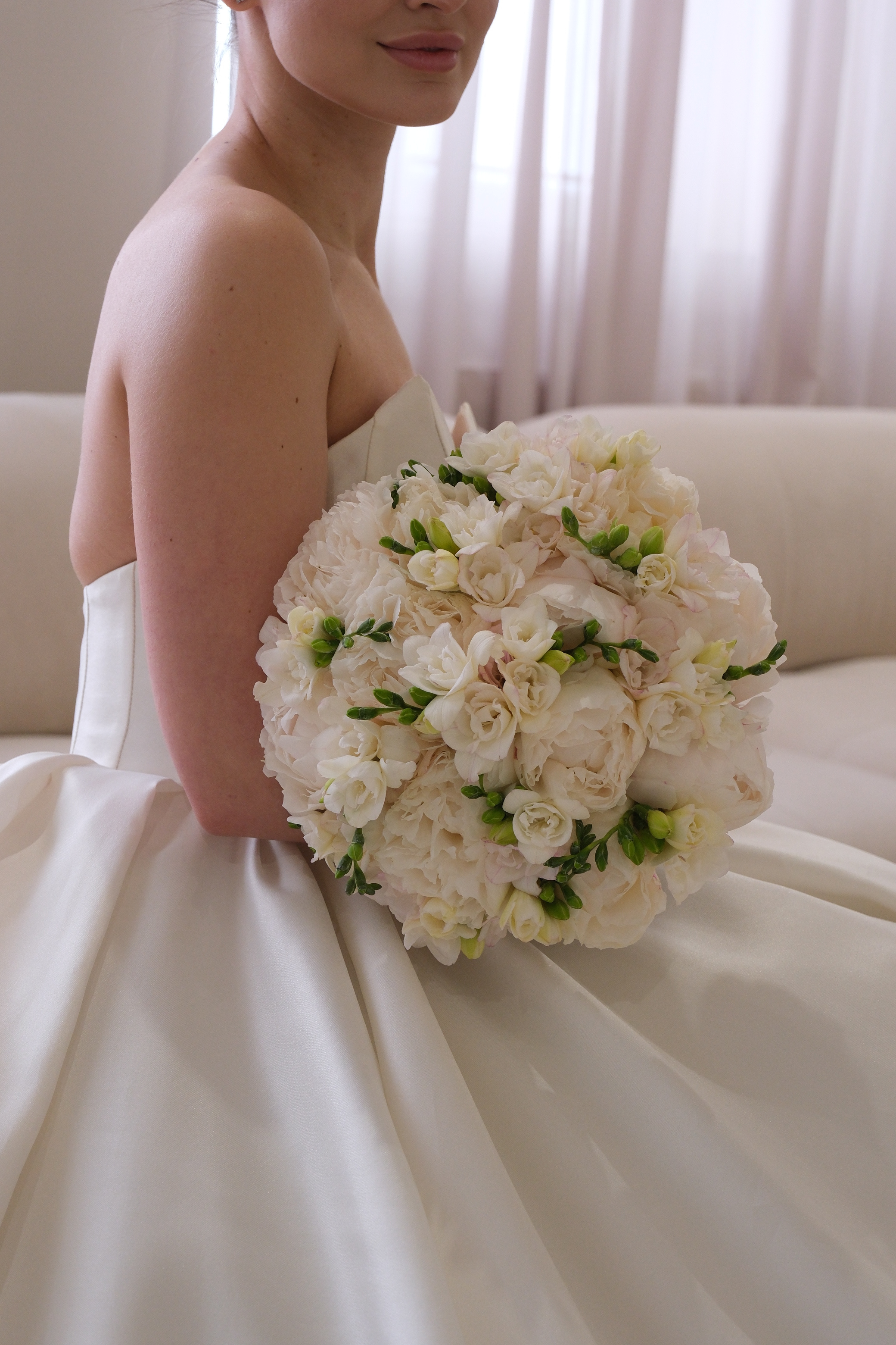 Букет для нареченої - півонії та фрезії