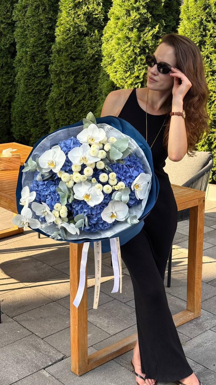 Букет з гортензій, орхідей та евкаліпту 