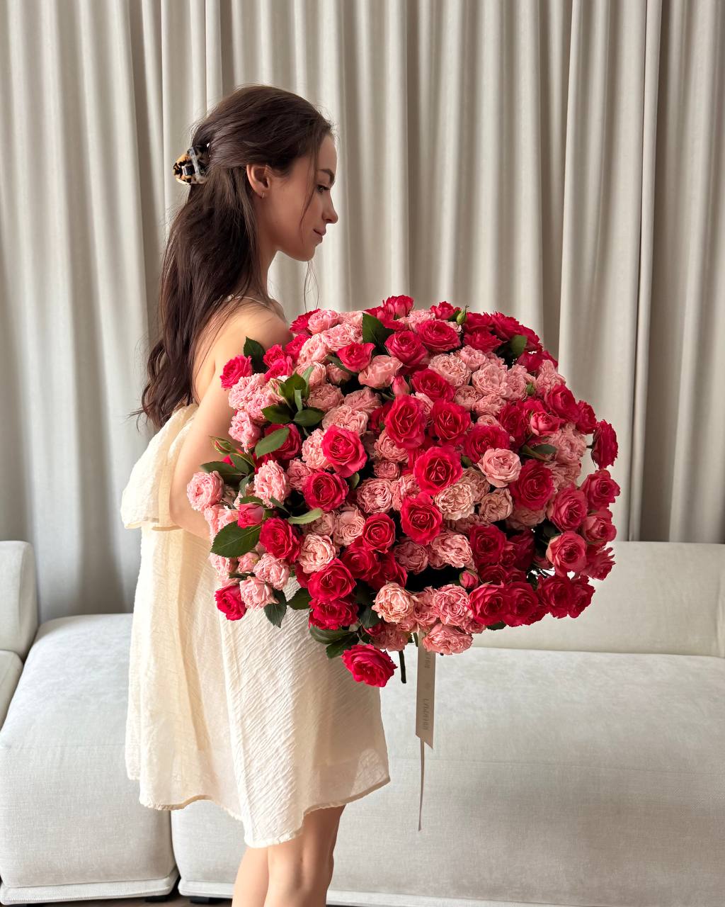 Букет з рожевих та яскраво-рожевих кущових троянд зі стрічками