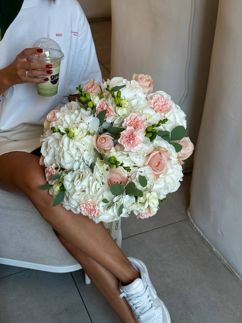 Букет з гортензій, гвоздик, троянд, фрезій та евкаліпту 