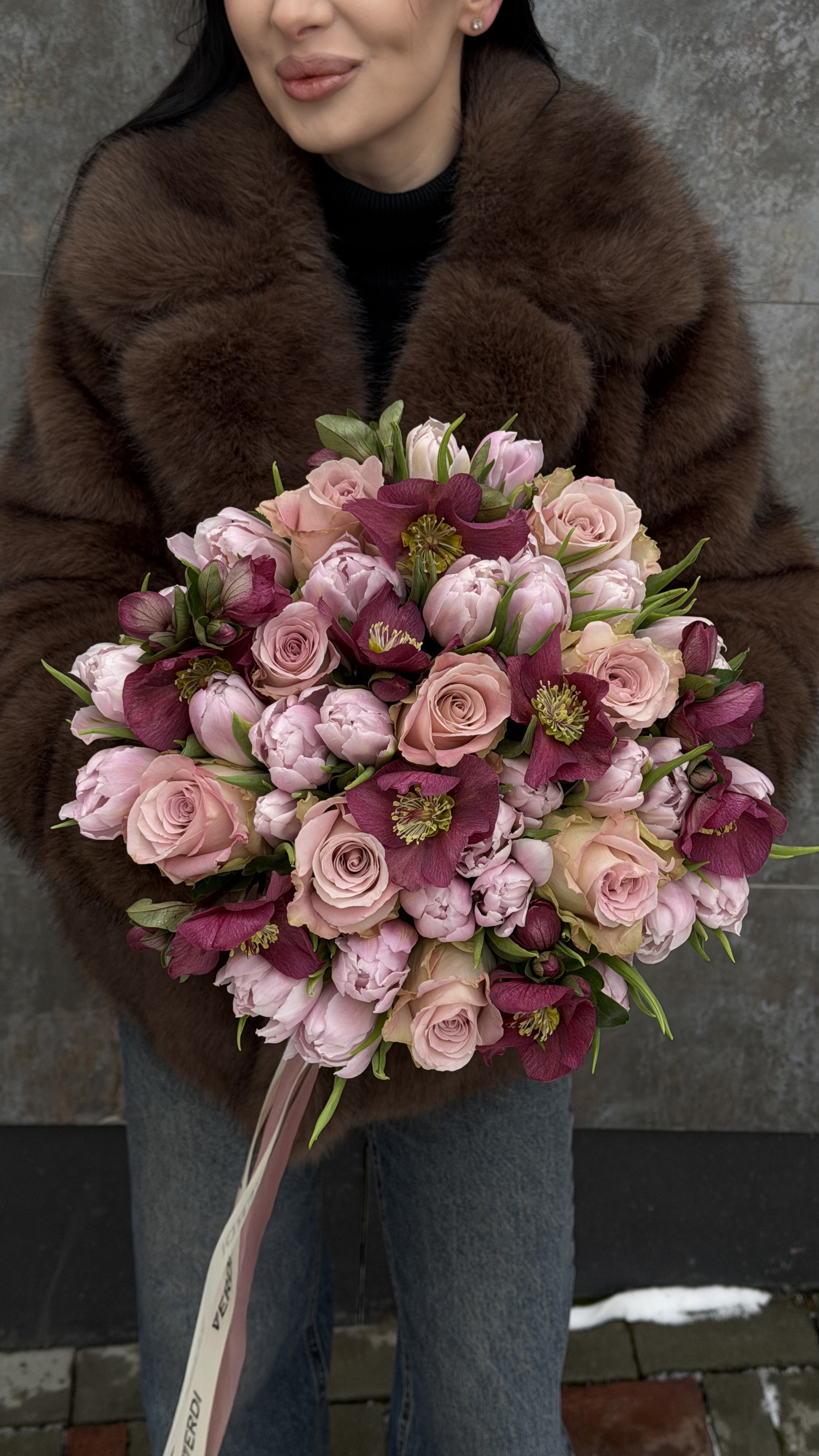 Букет з тюльпанів Allison Bradley, троянд Memory Lane та гвоздик зі скімією