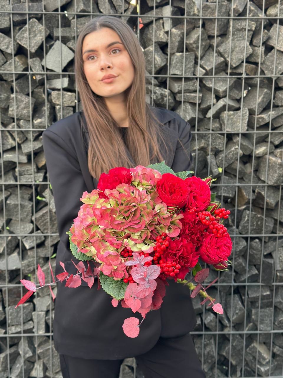 Букет з троянд Red Piano, троянд Rodos, гвоздик Grenadin, гортензій Ruby та ілексу 