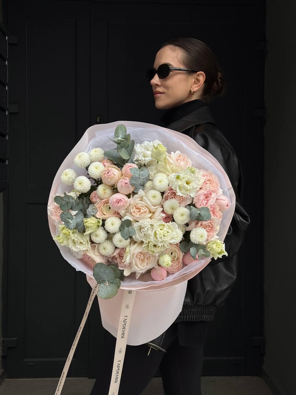 Букет з піоновидних троянд White O’Hara, хризантем та еустоми з евкаліптом