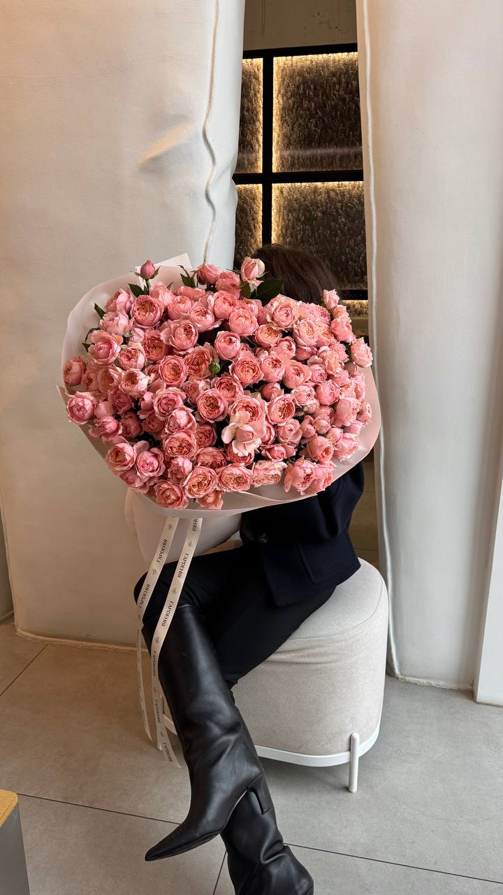 Букет з персикових кущових піоноподібних троянд у ніжному пакуванні