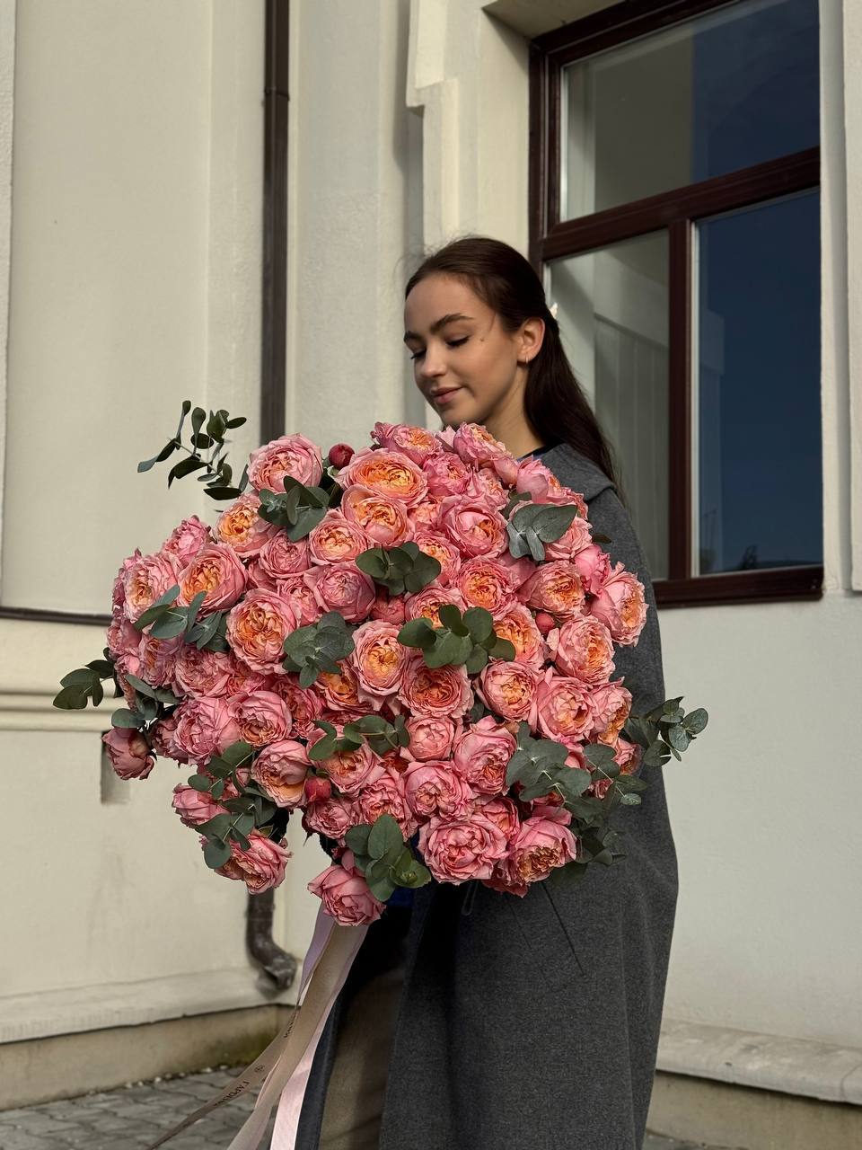 Букет з персикових піоноподібних троянд та евкаліпту