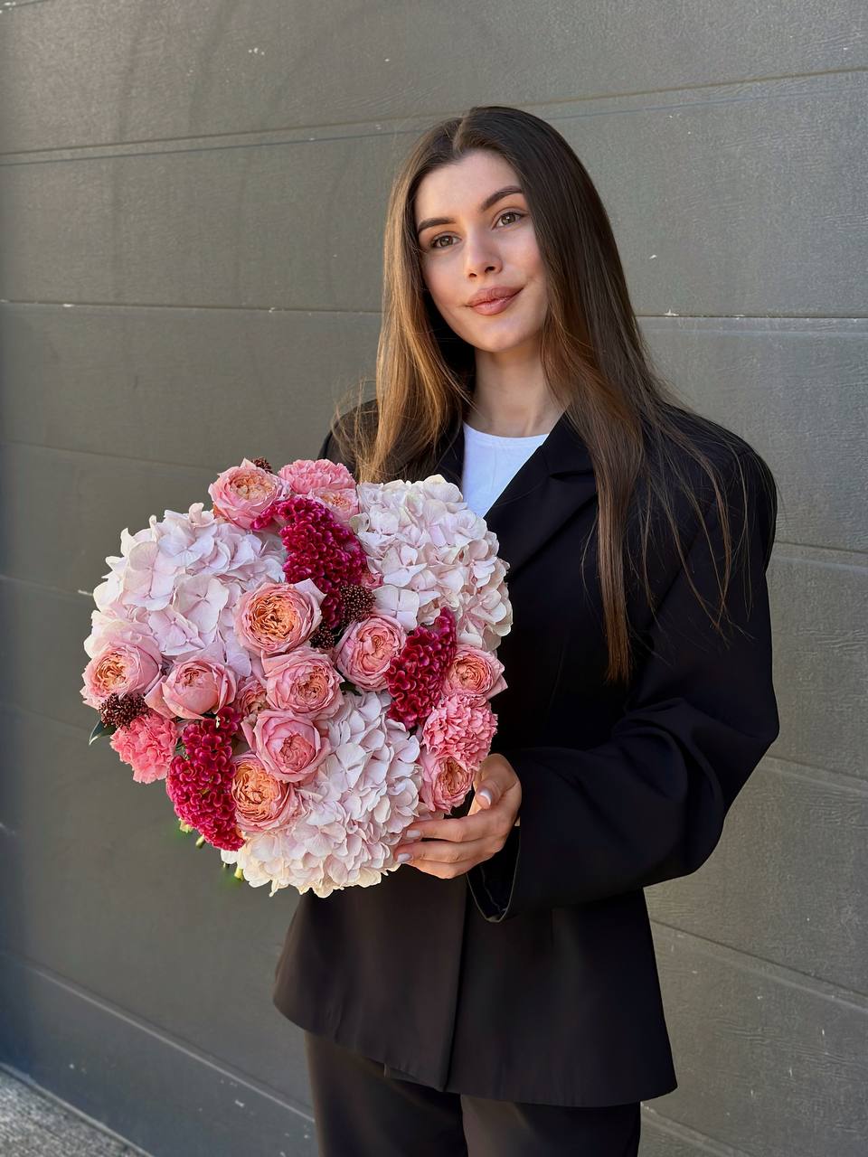 Букет з гортензії Verena White, троянди Julietta, целозії та скімії 