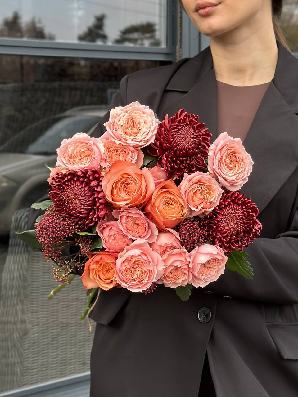 Букет з хризантеми Bigoudi Red, троянди Kahala, троянди Juliet та скімії