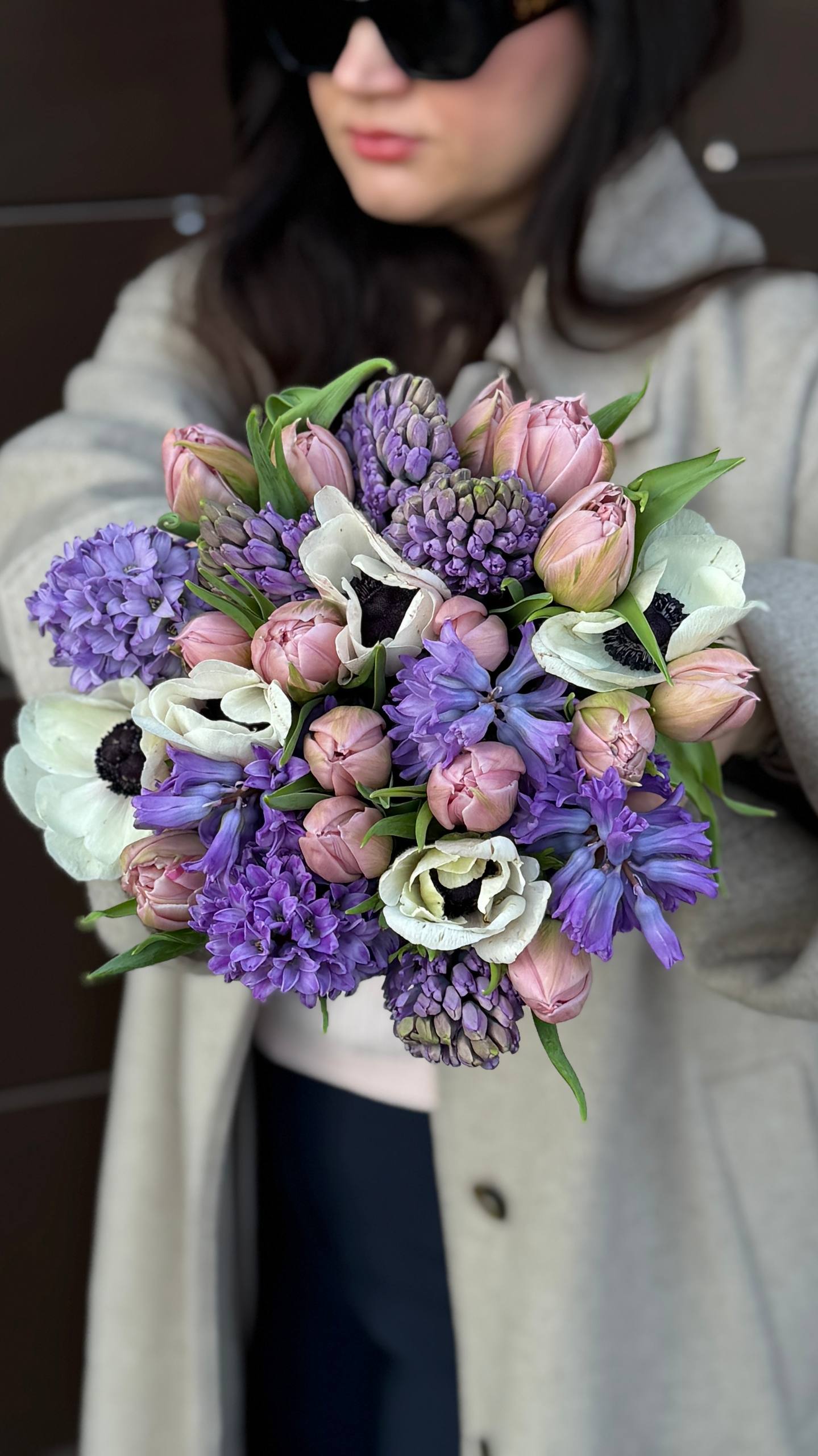 Весняний букет з білих анемон, фіолетових гіацинтів та рожевих тюльпанів