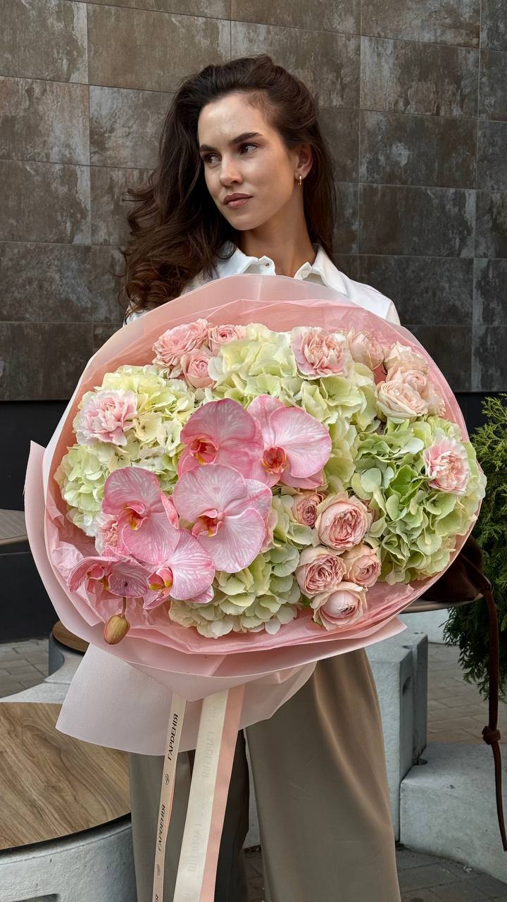 Букет з гортензій, троянд, гвоздик та орхідей 