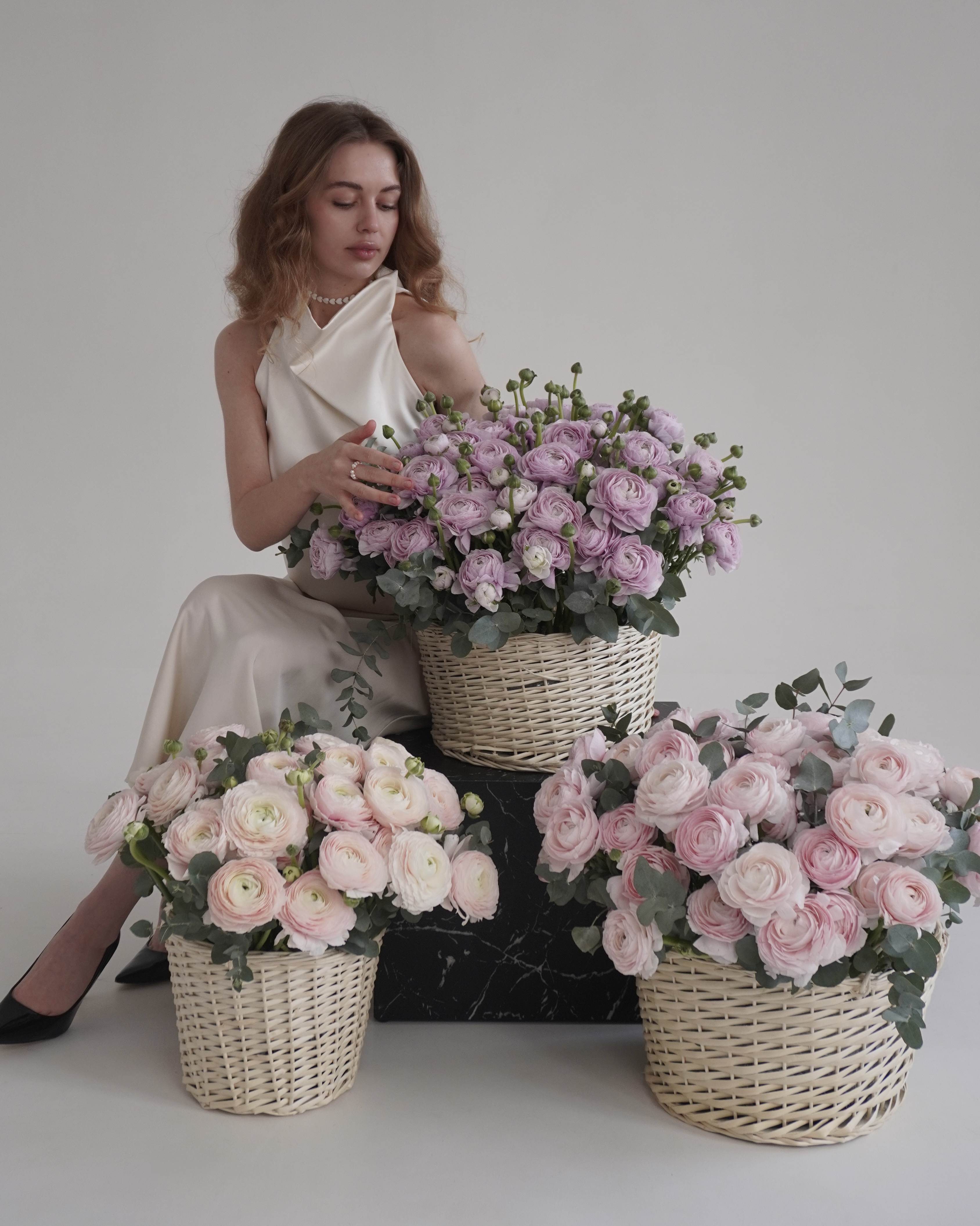 Корзини з ніжно-рожевих ранункулюсів та евкаліпту