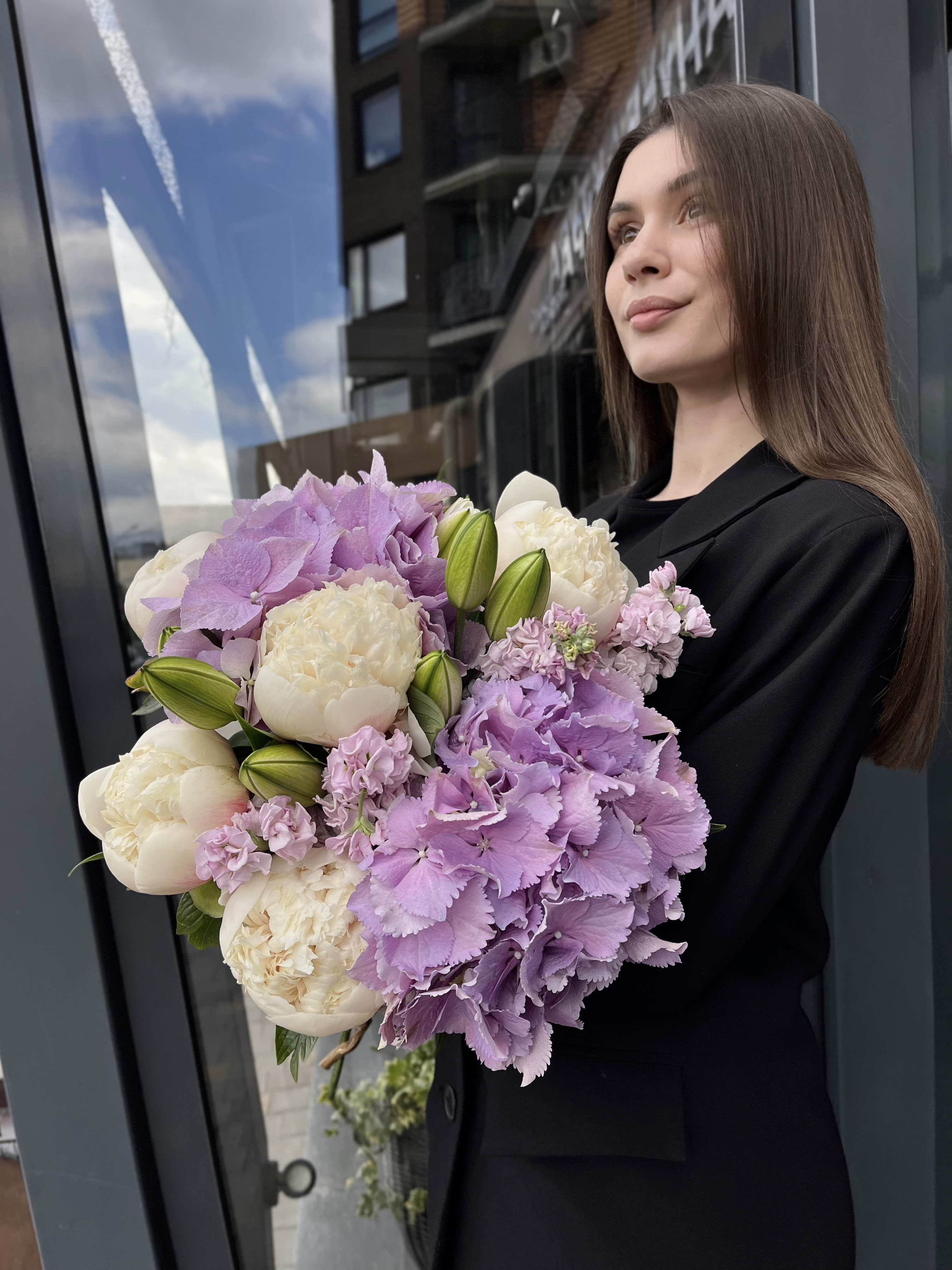 Букет з гортензій, півоній, матіоли та лілій 