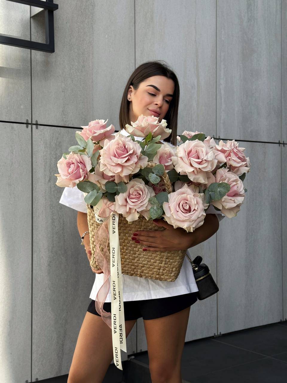 Композиція з троянд та евкаліпту 