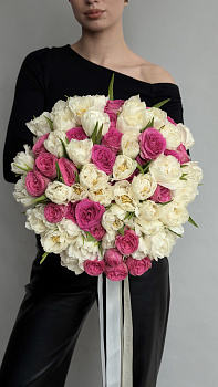 Букет з білих тюльпанів та яскраво-рожевих піоноподібних троянд