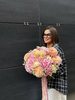 Букет з гортензій, жоржин та хамелаціуму 