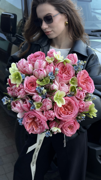 Великий букет з рожевих піоноподібних троянд, тюльпанів та хелеборуса