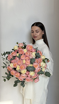 Букет з персикових піоновидних троянд, жовтих троянд та евкаліпту