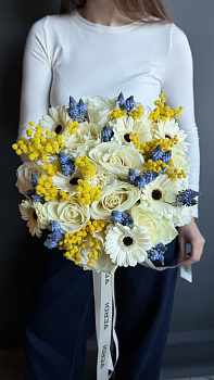 Букет з білих троянд, гербер, жовтої мімози та блакитних мускарі