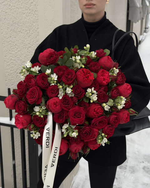 Букет з червоних піоноподібних троянд та білого оксипеталуму зі стрічкою