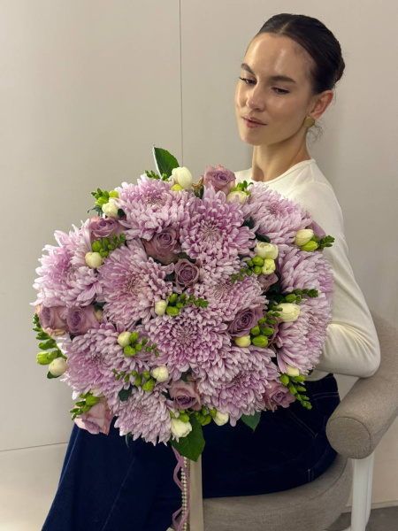 Букет з хризантем Honeymoon, троянд Memory Lane та фрезії Essence