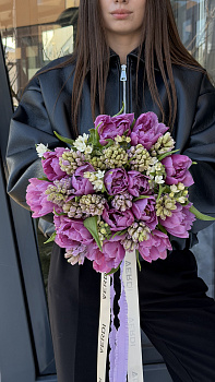 Букет з фіолетових піоноподібних тюльпанів та гіацинтів