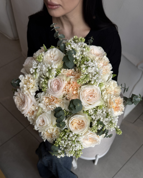 Букет з піоновидних троянд, білого бузку та гвоздик з евкаліптом