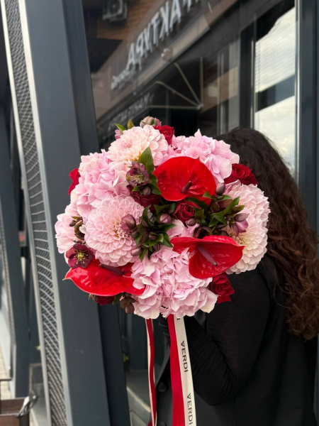 Букет з гортензій, антуріума та жоржин 