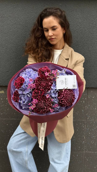 Букет з гортензій, хризантем, гвоздик та вакси