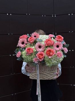 Композиція з гортензій, троянд, гербер, гвоздик та евкаліпту 