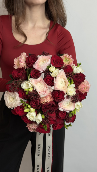 Букет з ранункулюсів, червоних троянд та білої фрезії