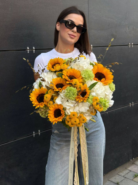 Букет з гортензій, соняхів, гвоздик та сантіні